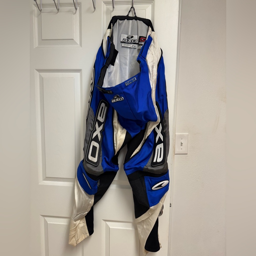 AXO RIDING PANTS SZ 42
